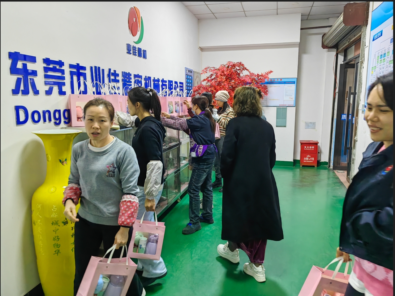 女神节，，，，，汉中市PG电子游戏精密机械为整个女职工筹备的心意